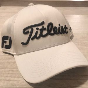 Titelist mens golf hat. Nwot. No damage!